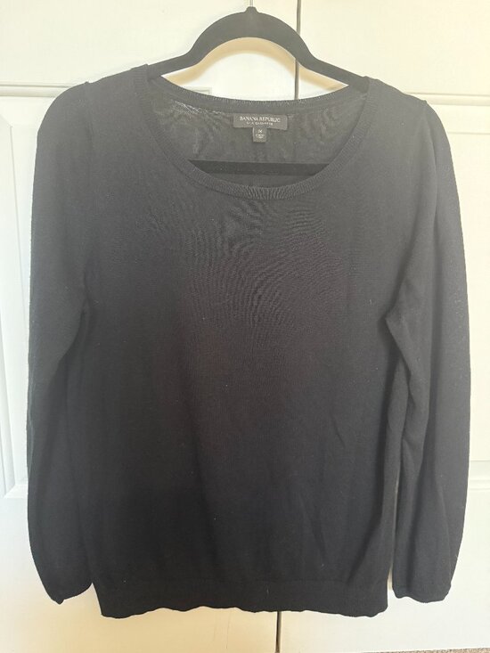 Banana Republic Lux Silk Cashmere V-Neck Sweater in Black, Medium - Picture 1 of 4